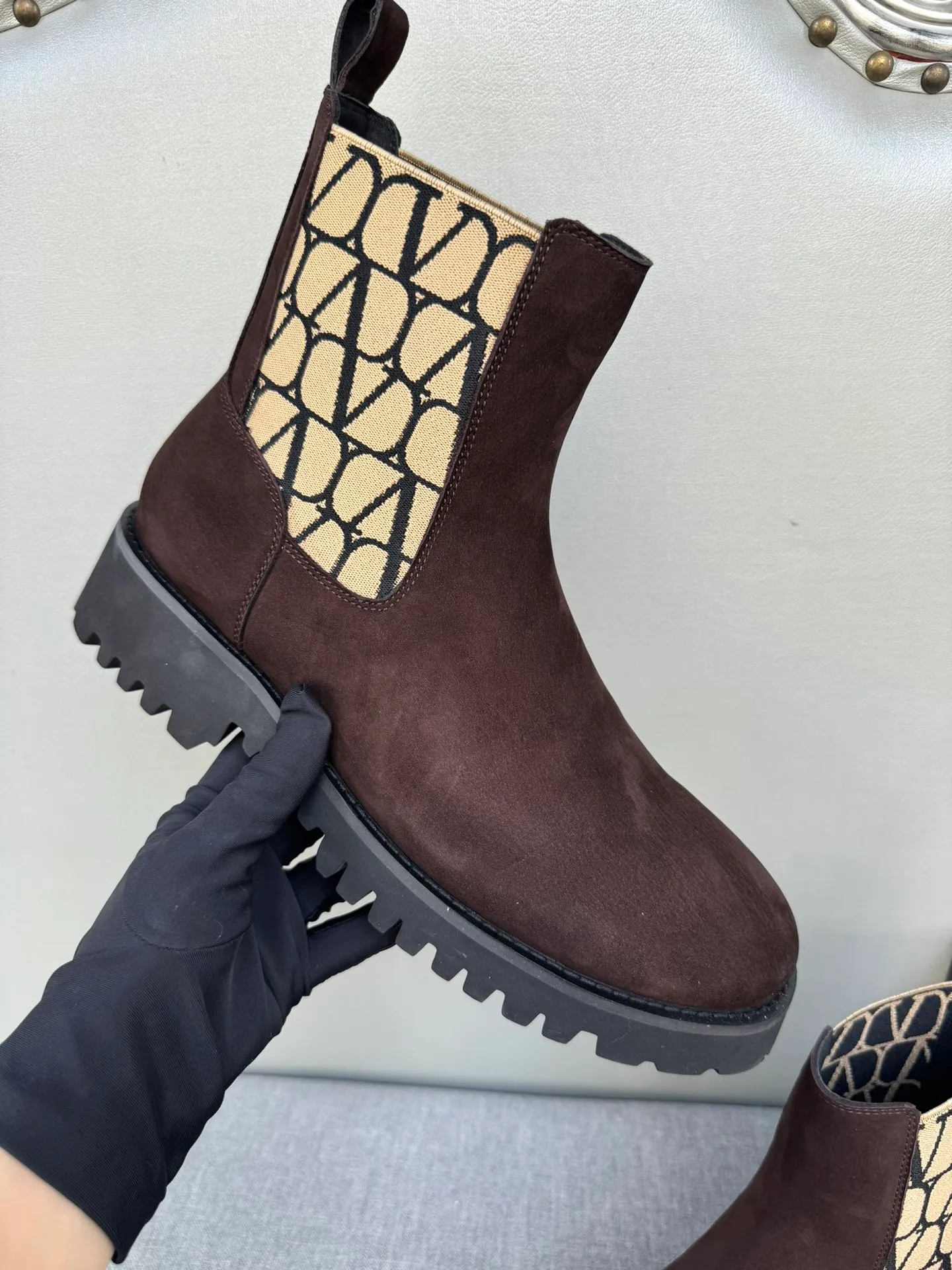 [Valentino] Top P: 1000💰 Size: Men 39-44 (45 customized) Valentino VLTN casual shoes 2025 latest winter series, original 1:1 development Casual men's leather shoes Made with heavy investment, shoes and boots are made of imported cowhide that is not easy to deform, black cowhide lining, original foam outsole, black open edge beads, black suede, brown suede Factory craftsmanship, perfect products are only prepared for you who know taste! Any comparison is welcome!